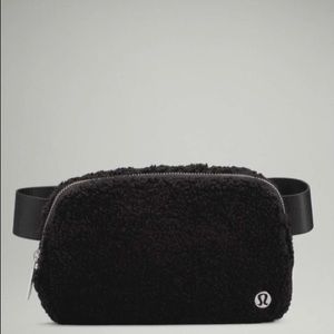 Lululemon Everywhere Belt Bag *FLEECE* Black O/S